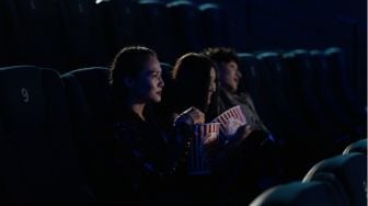 Turis Bule Takjub Lihat Bioskop Indonesia, Sebut Jauh Lebih Baik Dibanding Amerika