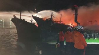 Kebakaran Kapal di Dermaga Batere Cilacap, Satu Korban Dilaporkan Menderita Luka Bakar Hingga 25 Persen