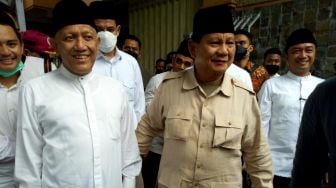 Bertemu Pengasuh Pesantren Tebuireng Gus Kikin, Prabowo Ogah Bocorkan Topik Pembahasan: Ya yang Ringan-ringan