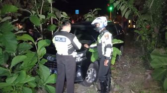 Sopir Mengalami Serangan Jantung, Avanza Terperosok di Jalan Raya Ngawi Caruban