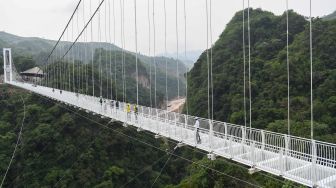 Foto udara menunjukkan arsitektur jembatan kaca Bach Long yang baru dibangun di distrik Moc Chau, Son La, Vietnam, Jumat (29/4/2022). [Nhac NGUYEN / AFP]
