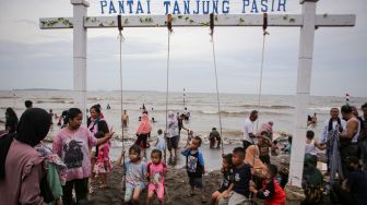 Wisatawan mengunjungi kawasan Pantai Tanjung Pasir di Kabupaten Tangerang, Banten, Selasa (3/5/2022). [ANTARA FOTO/Fauzan/wsj].