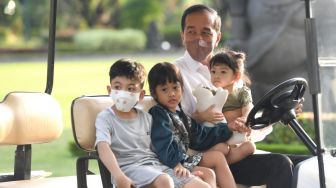 Momen Lebaran Bersama 3 Cucunya di Istana Yogyakarta, Warganet Gagal Fokus Jokowi Pakai Sandal Jepit