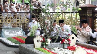 Bertemu Gus Kikin di Ponpes Tebuireng, Pendukung Prabowo Subianto Teriakan &#039;Prabowo Presiden&#039;