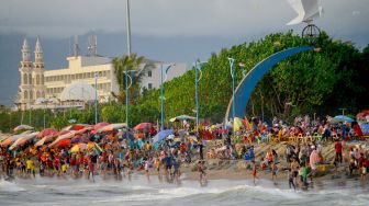 Libur Lebaran, Wisata Pantai di Sejumlah Daerah Ramai Dikunjungi Wisatawan