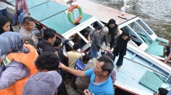 Puluhan Wisatawan Terjebak di Pulau Angso Duo Pariaman Gegara Cuaca Buruk, Ini yang Dilakukan Pemerintah Daerah