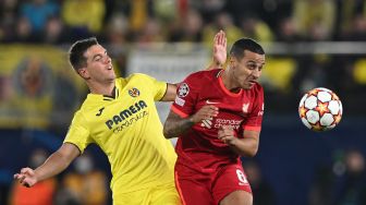 Gelandang Villarreal Giovani Lo Celso (kiri) bersaing dengan gelandang Liverpool Thiago Alcantara saat pertandingan leg kedua semifinal UEFA Liga Champions antara Liverpool dan Villarreal di stadion La Ceramica, Villarreal, Spanyol, Selasa (3/5/2022). [Paul ELLIS / AFP]
