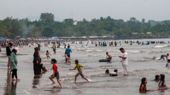 Ratusan Ribu Orang Padati Kawasan Wisata Pantai di Banten