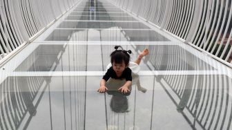 Memacu Adrenalin di Jembatan Kaca Bach Long Vietnam