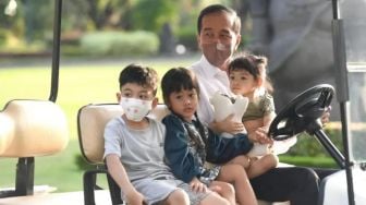 Pakai Mobil Buggy Istana Kepresidenan Yogyakarta, Presiden RI Joko Widodo Mengemudi untuk Tiga Cucunya