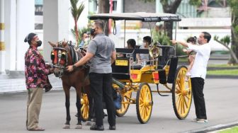 Jokowi Main Bareng Cucu di Gedung Agung Yogyakarta, Isi Lebaran Keliling Naik Delman