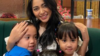 Kompak Kembaran Dress, Begini Gaya Gemas Rachel Vennya dan Chava