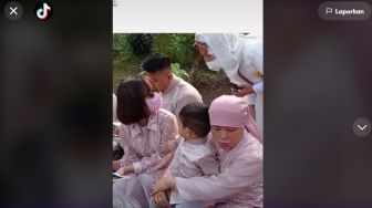 Ibu Ini Tuai Kecaman Usai Sentuh Pipi Gala Sky saat Khusyuk Berdoa, Netizen: Gak Sopan Banget