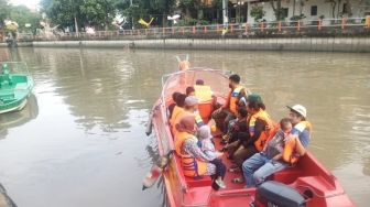 Berperahu di Kali Mas Surabaya Ramai Jadi Tujuan Wisata Warga Kota di Libur Lebaran Ini