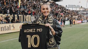 Agnez Mo Jadi Tamu Spesial di Klub Majo League Soccer Los Angeles FC, Langsung Pamer Jersey