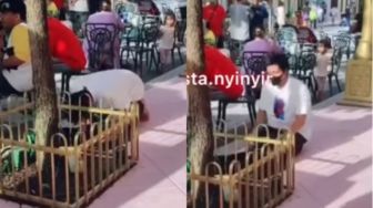 Viral! Video Atta Halilintar Keciduk Tengah Salat di Trotoar Singapura Tuai Perdebatan Warganet