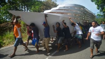 Warga jorong Batu Balah menggotong kajang (perahu yang dihias serupa kapal pesiar) saat digelarnya tradisi Bakajang di Nagari Gunuang Malintang, Kabupaten Limapuluhkota, Sumatera Barat, Kamis (5/5/2022). [ANTARA FOTO/Iggoy el Fitra]