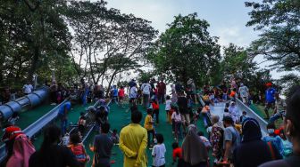 Warga memadati area bermain anak di Tebet Eco Park, Jakarta Selatan, Kamis (5/5/2022). [Suara.com/Alfian Winanto]