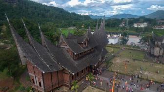 Foto udara pengunjung berwisata di Istano Basa Pagaruyung, Kabupaten Tanah Datar, Sumatera Barat, Rabu (4/5/2022). [ANTARA FOTO/Iggoy el Fitra/tom]
