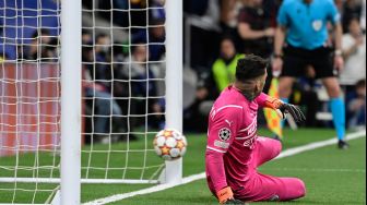 Penjaga gawang Manchester City Ederson kebobolan saat menerima tendangan penalti dari pemain depan Real Madrid Karim Benzema saat pertandingan sepak bola leg kedua semifinal UEFA Liga Champions antara Real Madrid dan Manchester City di stadion Santiago Bernabeu, Madrid, Spanyol, Rabu (4/5/2022). [JAVIER SORIANO / AFP]
