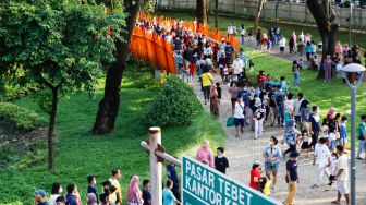 Warga memadati area Tebet Eco Park di Jakarta Selatan, Kamis (5/5/2022). [Suara.com/Alfian Winanto]