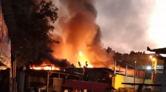Ditinggal Mudik Pemiliknya, Tujuh Lapak Ludes Terbakar di Cipayung hingga Kerugian Capai Rp700 Juta
