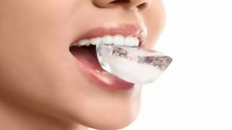 4 Tanda Penyakit yang Akan Muncul Jika Sering Mengonsumsi Es Batu