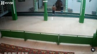 Ada-Ada Aja! Pria Mabuk dan Telanjang Dada Nekat Masuk ke Masjid dan Kumandangkan Azan Sebelum Waktunya