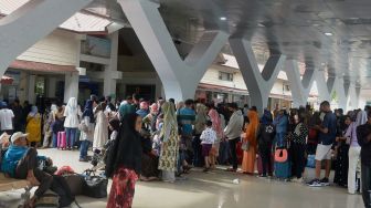 Sejumlah calon penumpang antre membeli tiket kapal di loket pelabuhan penyeberangan Ulee Lheue, Banda Aceh, Aceh, Kamis (5/5/2022). [ANTARA FOTO/Ampelsa]