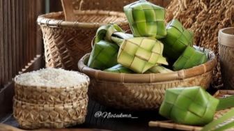 Tradisi Qunutan Bulan Ramadhan 2023 dan Rezeki Perajin Anyaman Ketupat di Cilegon