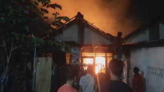 Gegara Charger Handphone Meledak, Dua Rumah di Mojokerto Ludes Terbakar