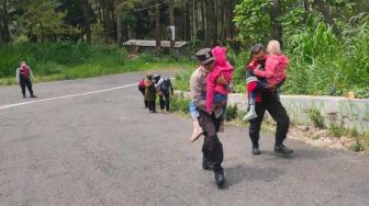 Cerita Pemudik di Tanjakan Sarangan Magetan, Anak dan Lansia Digendong Polisi