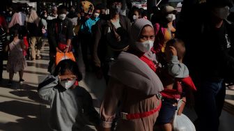 Sejumlah penumpang berjalan setibanya di Stasiun Pasar Senen, Jakarta, Jumat (6/5/2022). [Suara.com/Angga Budhiyanto]