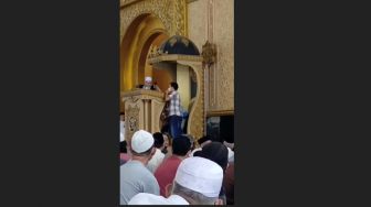 Ngamuk dan Rampas Mic saat Khotbah Jumat di Masjid Raya Mujahidin Pontianak, Seorang Perempuan Diamankan Jamaah