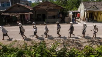 Warga Suku Baduy Dalam berjalan kaki ke Rangkasbitung untuk mengikuti ritual tradisi Seba Baduy di Cimarga, Lebak, Banten, Jumat (6/5/2022). [ANTARA FOTO/Muhammad Bagus Khoirunas]