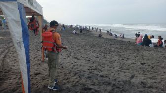 Potensi Gelombang Tinggi, Wisatawan di Pantai Glagah Diimbau Tetap Waspada