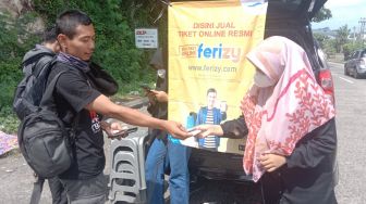 Cerita Juniarti yang Membuka Layanan Jasa Pembelian Tiket Kapal Secara Online di Pinggir Jalan Lintas Sumatera