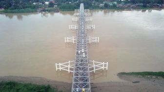 Kendaraan melintas di Jalan Lintas Sumatera (Jalinsum) Jambi-Riau, Jambi, Kamis (5/5/2022). [ANTARA FOTO/Wahdi Septiawan]