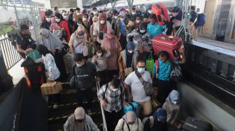 Sejumlah penumpang berjalan setibanya di Stasiun Pasar Senen, Jakarta, Jumat (6/5/2022). [Suara.com/Angga Budhiyanto]
