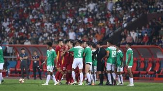 Kontroversi Pemain Vietnam Lolos dari Kartu Merah, Lakukan Tendangan Salto ke Wajah Rizky Ridho