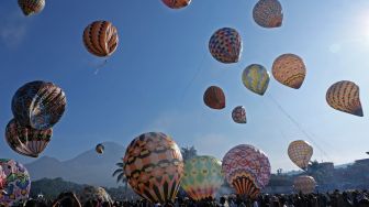 Sejumlah balon menghiasi langit pada Festival Balon Tradisional di lapangan Kembaran, Kalikajar, Wonosobo, Jawa Tengah, Jumat (6/5/2022). [ANTARA FOTO/Anis Efizudin]