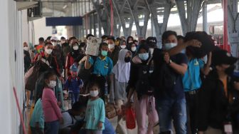 Sejumlah penumpang berjalan setibanya di Stasiun Pasar Senen, Jakarta, Jumat (6/5/2022). [Suara.com/Angga Budhiyanto]