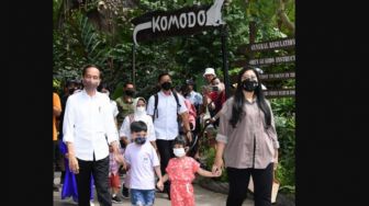 Momen Jokowi Ajak Jan Ethes Dan Sedah Wisata Satwa Di Bali, Beri Makan Harimau Putih