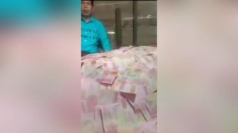 Geger Video Viral Masrawan dengan Uang yang Menggunung, Ngaku Bisa Ubah Daun Jadi Duit