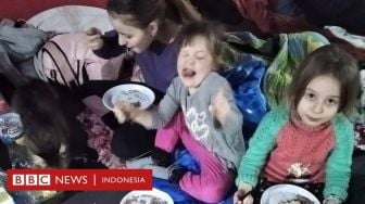 Anak-anak di Mariupol Minum Air Hujan dari Kubangan untuk Bertahan Hidup