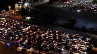 Sejumlah kendaraan pemudik antre untuk naik ke KMP Virgo 18 di dermaga 3 Pelabuhan Bakauheni, Lampung Selatan, Lampung, Jumat (6/5/2022).  ANTARA FOTO/Ardiansyah