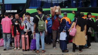 Suasana Arus Balik Pemudik di Terminal Kampung Rambutan