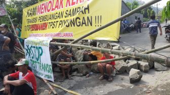 Tuntut TPST Piyungan Ditutup Permanen, Warga Blokir Jalan dan Tutup Akses Pakai Batu Split