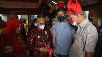 Viral! Ganjar Pranowo Bagi-bagi Duit ke Petugas Kebersihan di Toraja