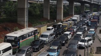 Imbas Sistem Satu Jalur di Tol Japek, Jalan Kalimalang Macet Parah